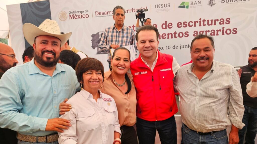 Entregan 166 títulos agrarios y de propiedad a familias de Nombre de Dios