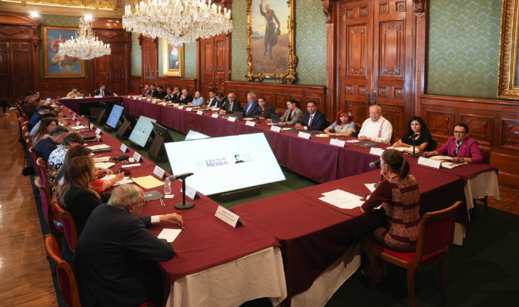 Sheinbaum y gobernadores revisan avances del IMSS-Bienestar en Palacio Nacional