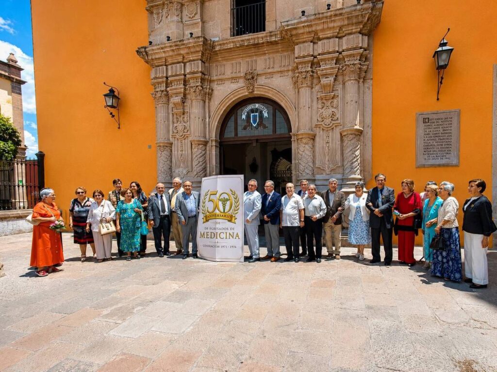 UJED reconoce al doctor Arturo Barragán por 50 años de trayectoria médica
