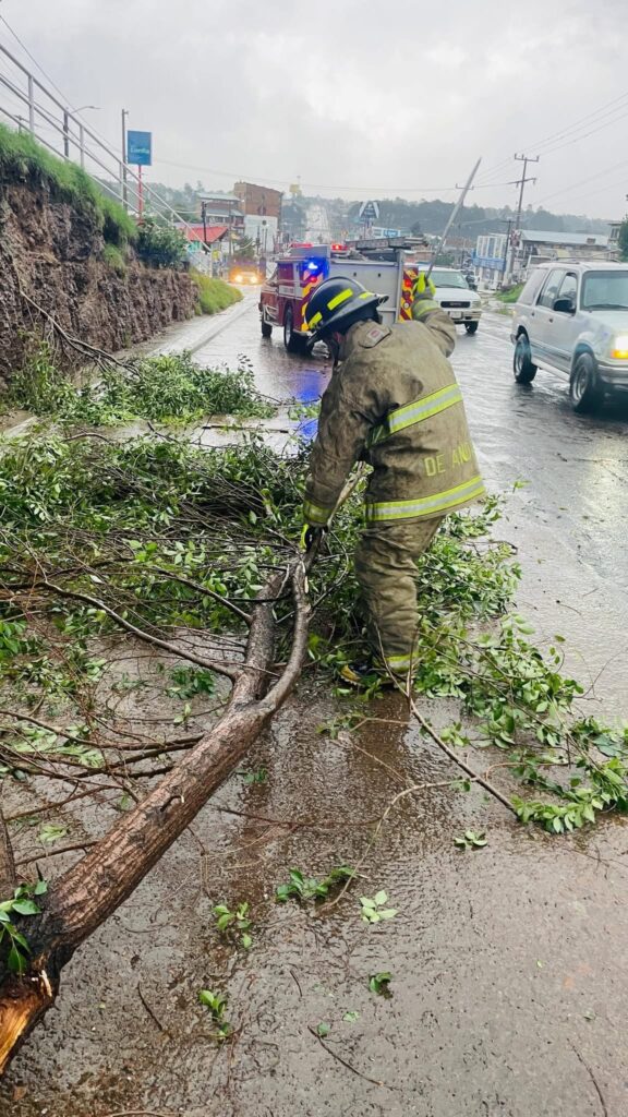 Bomberos atienden reportes por lluvias