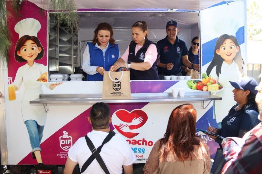 «Apapacho Express» lleva alimento y atención a adultos mayores donde más se necesita