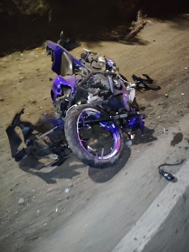 Menor en moto murió al chocar cuando conducía y manipulaba el celular; su compañero herido