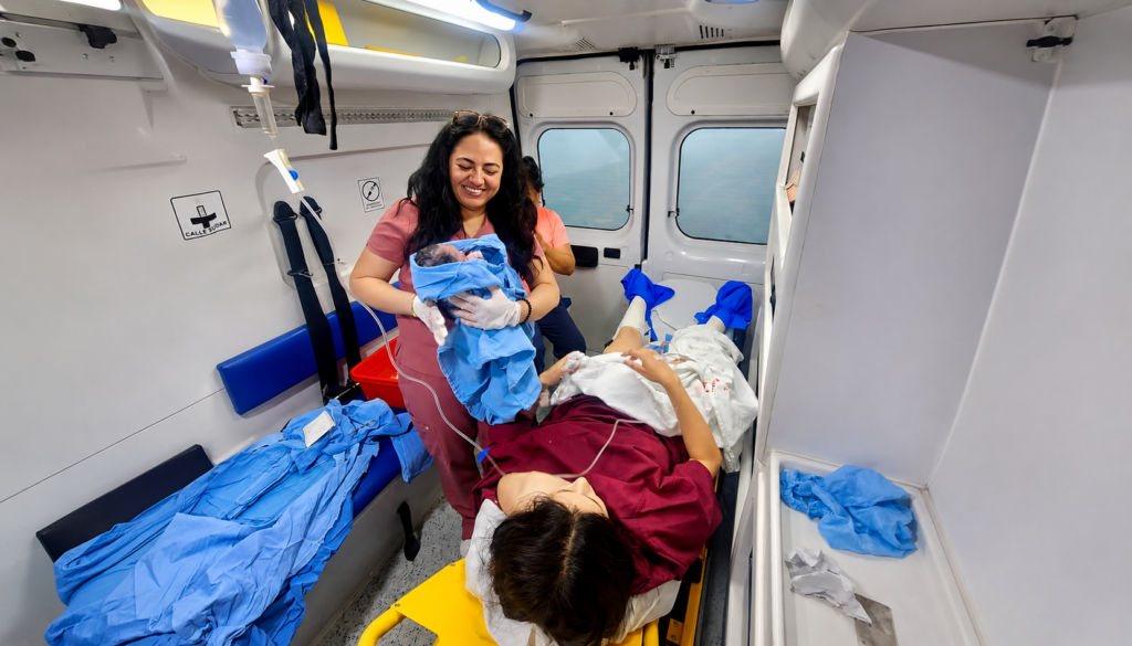 ¡Emergencia y milagro en la carretera! Bebé nace en ambulancia