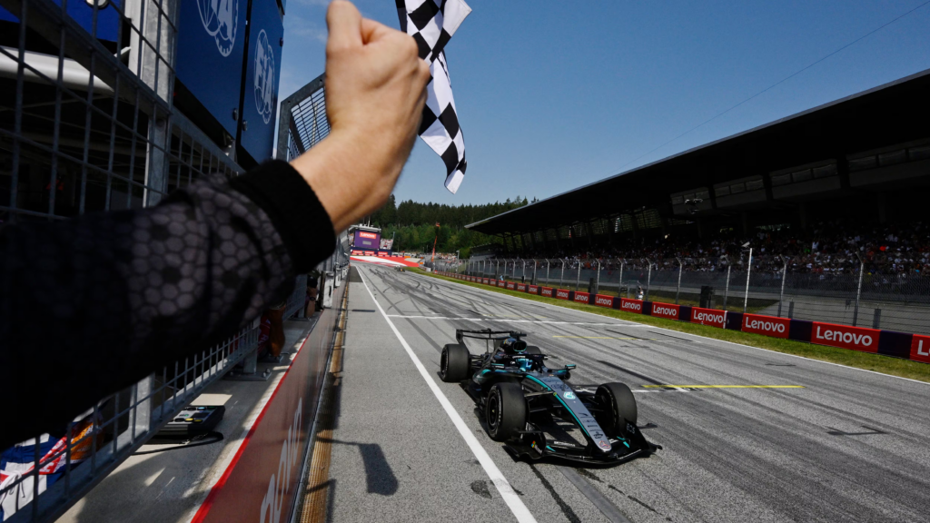 Russell conquista Austria en una carrera marcada por el abandono de Checo