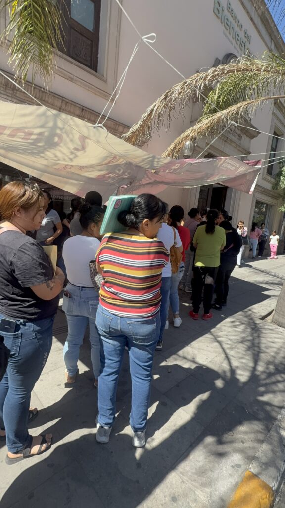 Largas filas, falta de sombra y cajeros sin efectivo. Piden más sucursales del banco Bienestar