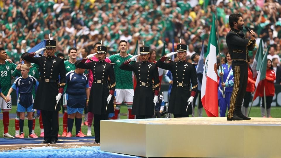 Alejandro Fernández hace vibrar el inicio del Mundial con el Himno Nacional