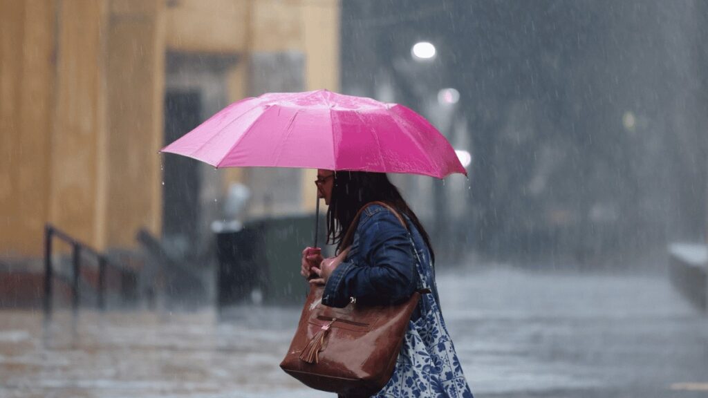 México enfrentará dos días de lluvias fuertes por sistema con potencial ciclónico