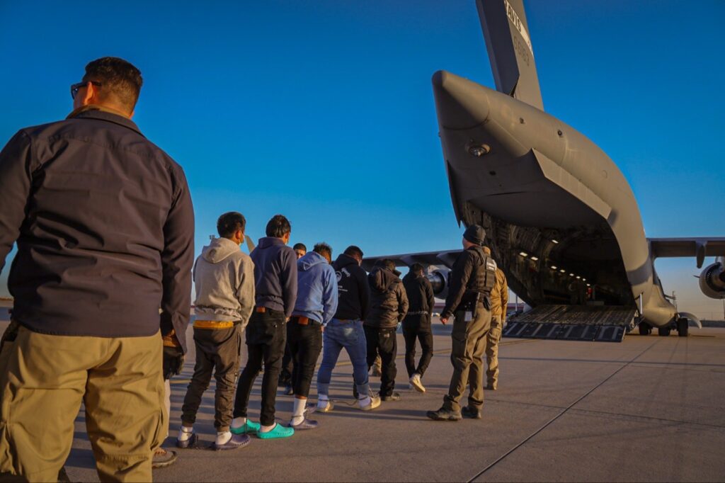 Vuelo con migrantes expulsados de EU aterriza en República Centroafricana y genera críticas