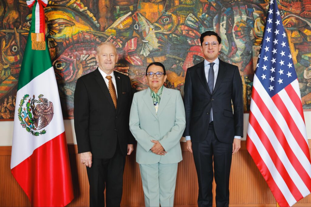 SRE y Segob sostienen encuentro con Ronald Johnson para revisar temas migratorios