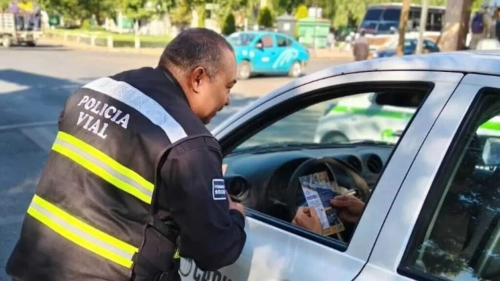 Sigue en primeros lugares de infracciones a conductores el pasarse la luz roja del semáforo