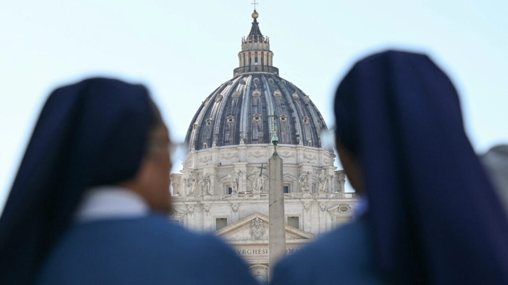 Vaticano rechaza que mujeres puedan dar sermones durante la misa católica