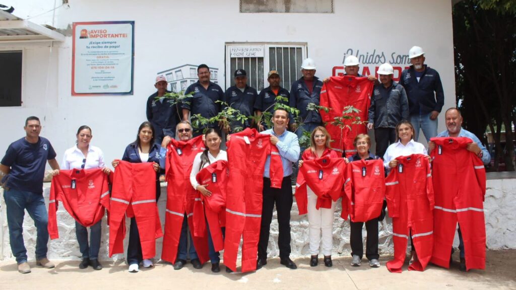 Entregan uniformes y constancias de capacitación al personal del Rastro Municipal