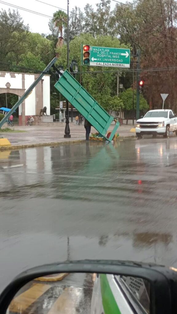 Fuerte aguacero derribó un árbol, tumbó barda, un semáforo y causó encharcamientos en Durango
