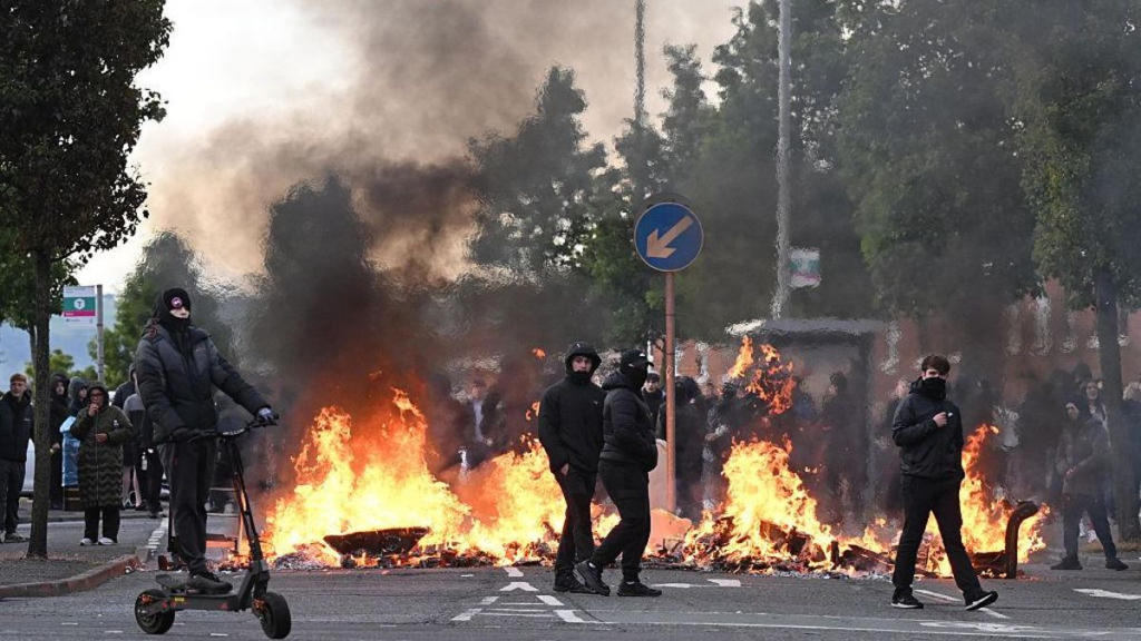 Protesta masiva en Irlanda del Norte rechaza ataques contra migrantes