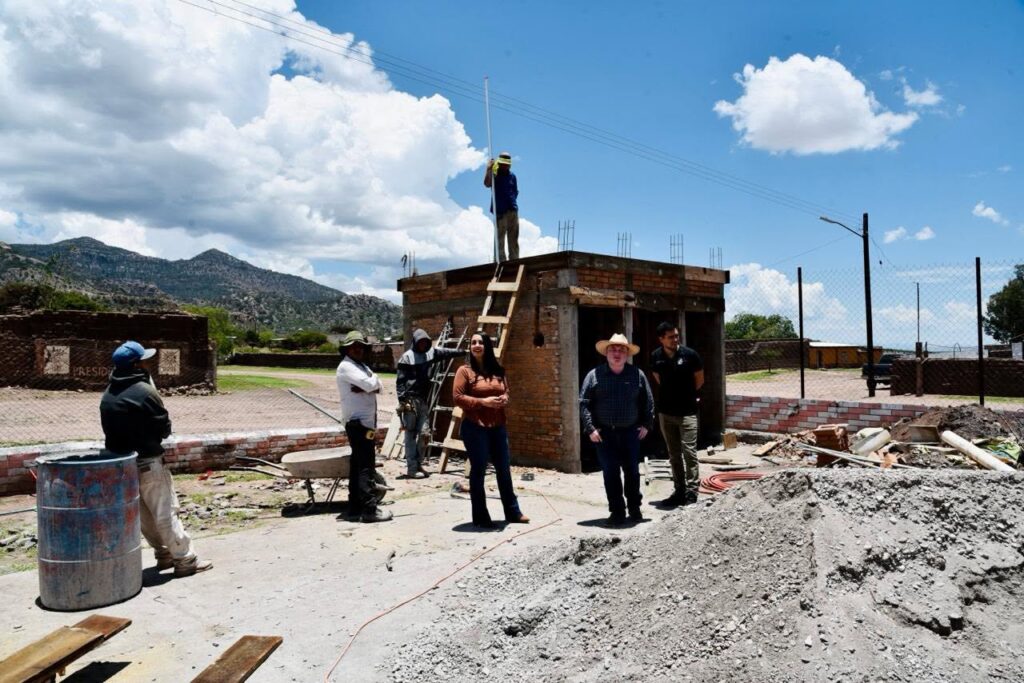 Zaira Quiñónez supervisa avances en la construcción de baños del domo de Buena Unión