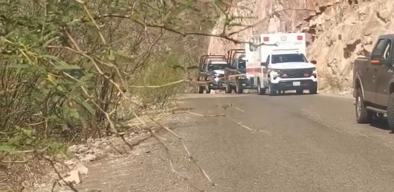 Cayó con todo y carro a un voladero de 200 metros