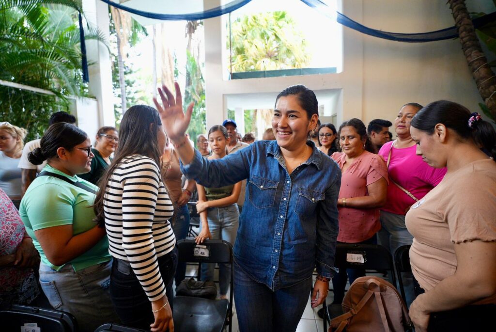 Elizabeth López Blanco sostiene encuentro con simpatizantes de la Transformación en Tepic