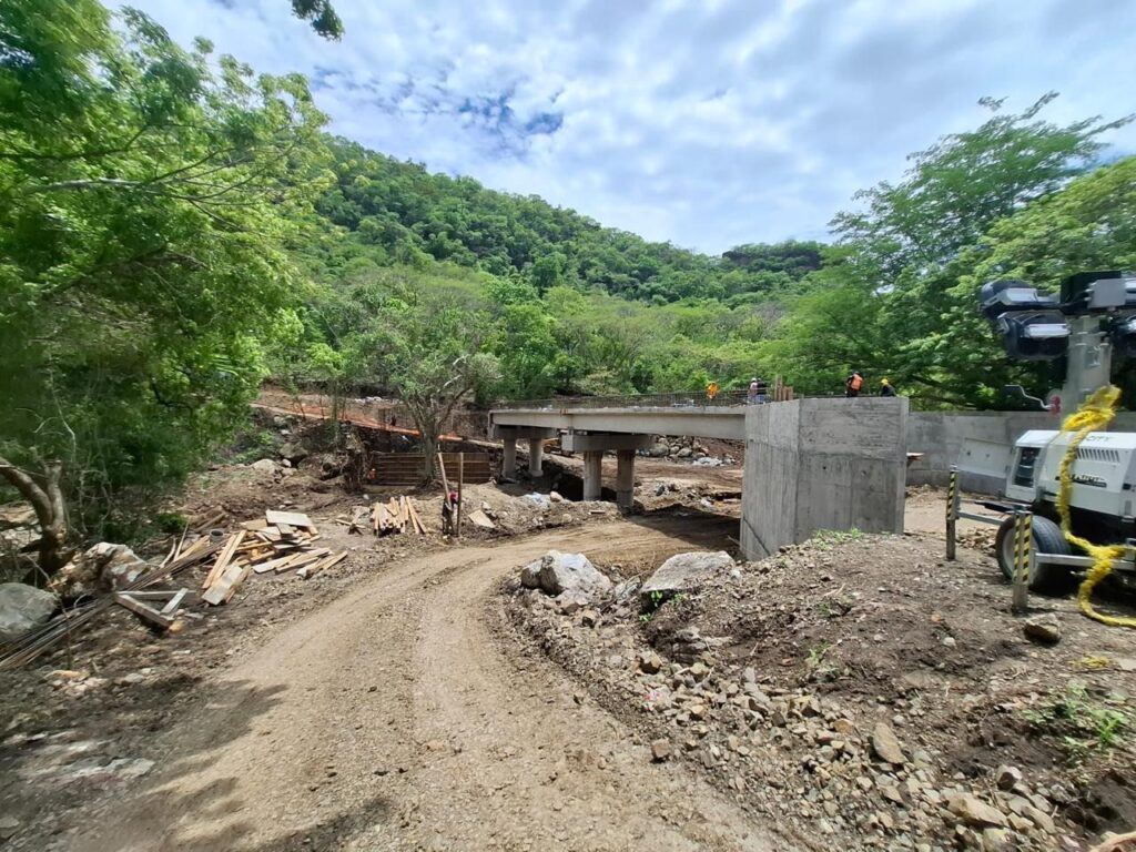 A punto de concluir puente vehicular de El Floreño en Tepic