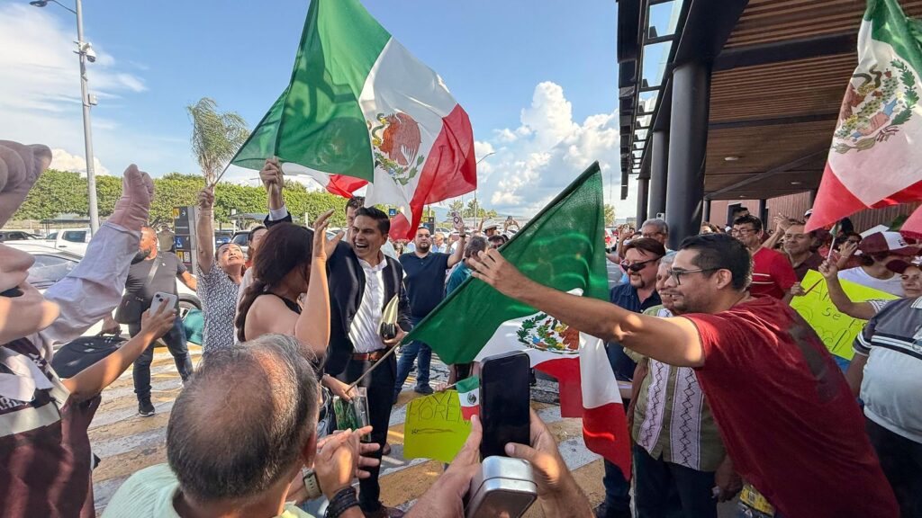 Pavel Jarero regresa a Nayarit tras su registro, le recibe la militancia