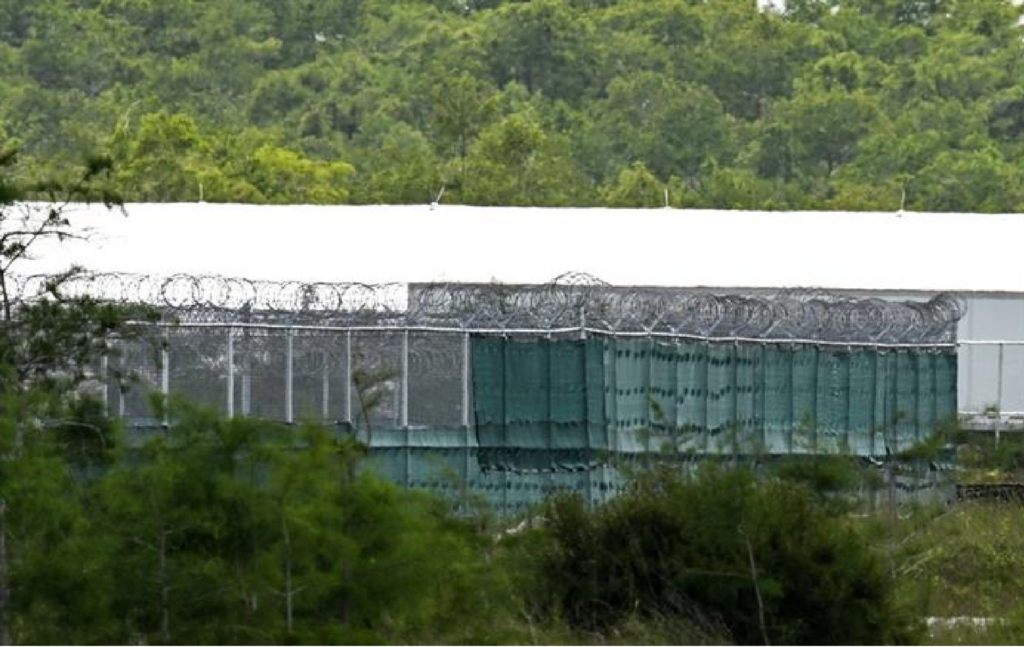 Cierra “Alligator Alcatraz”, el polémico centro migratorio