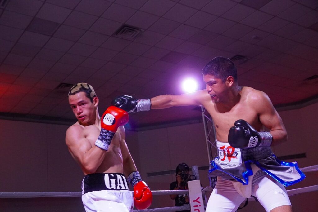 El duranguense Brandon “Metralleta” Martínez retiene el título Fedelatin Mosca de la WBA