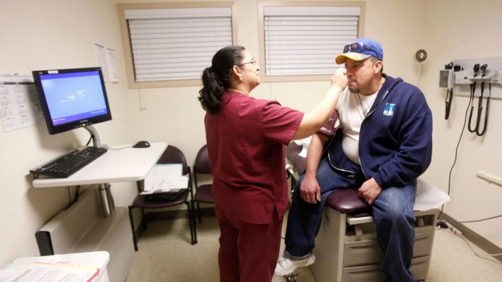 Sector salud de Estados Unidos teme colapso por pérdida de trabajadores migrantes con TPS