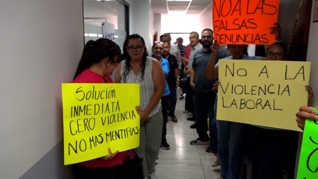 Personal de Secundarias Generales exige destitución de maestra por violencia y humillaciones