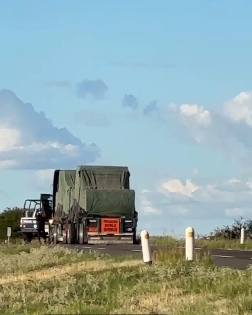 Reportan que tráiler impacta a unos 10 motociclistas y que cuatro están tirados