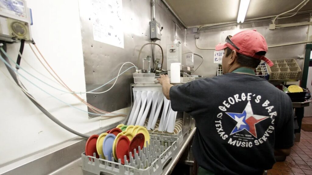 Redadas de ICE provocaron la pérdida de 668 mil empleos en Estados Unidos