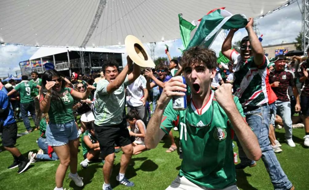 ¿Por qué un gol de México provoca abrazos entre desconocidos? La ciencia lo explica