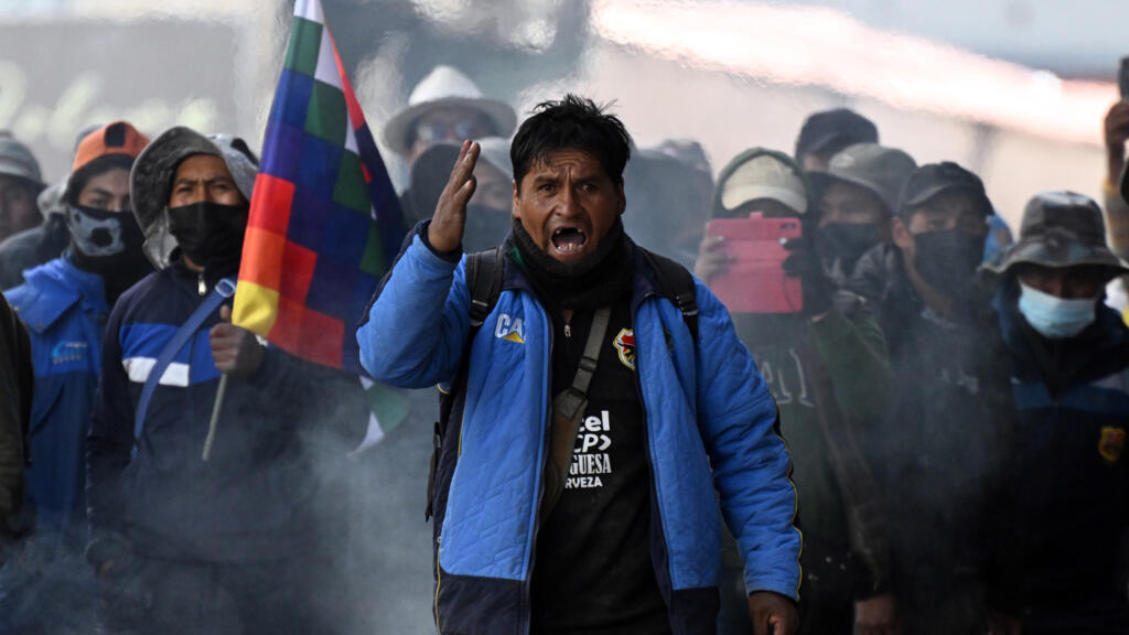 Manifestantes y policías se enfrentan en Bolivia; exigen renuncia de Rodrigo Paz