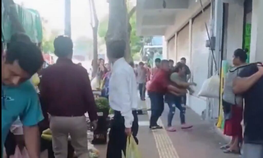 VIDEO: Mujeres pelean en plena calle por el amor de un hombre: “¿Por qué te revolcaste con él?”