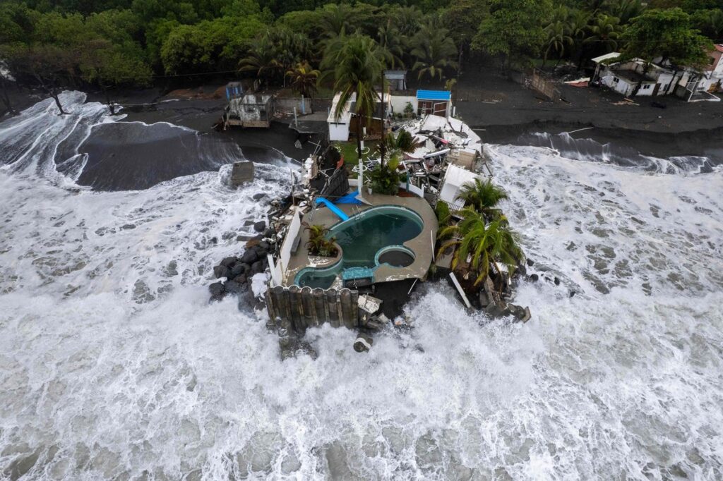 Cristina se degrada a depresión tropical y afecta Centroamérica
