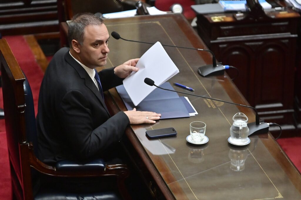 Jefe de gabinete de Argentina admite que ocultó 500 mil dólares