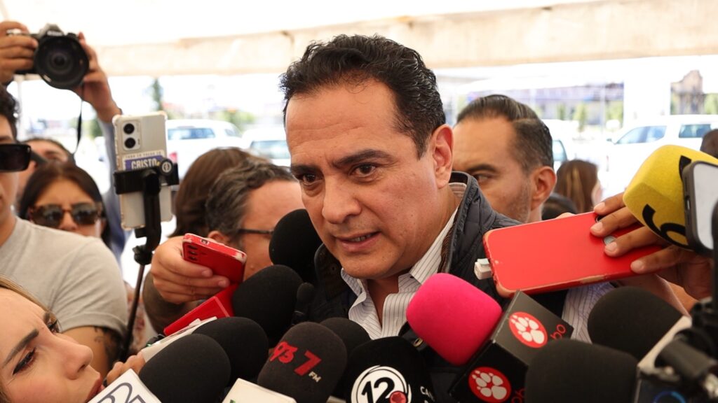 Pavimentación y combate a baches continúan en Durango pese a las lluvias: Toño Ochoa