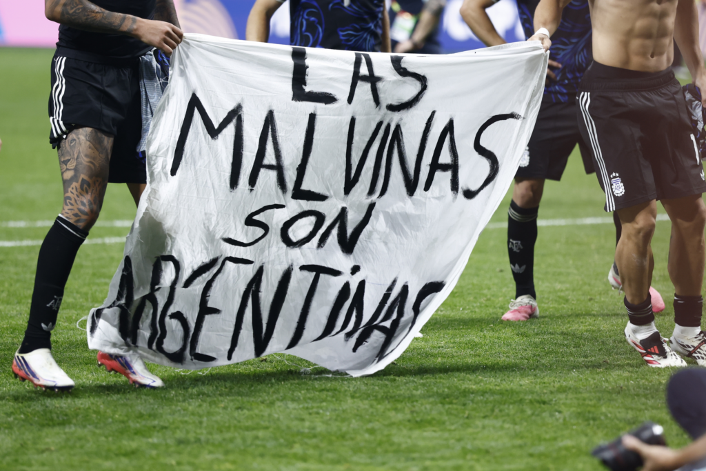 Reino Unido pide investigar a Argentina por pancarta en el Mundial