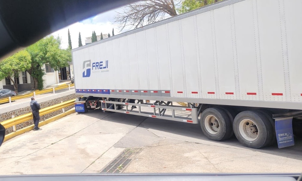 Camión de carga queda atorado al intentar dar vuelta en el bulevar Ortiz Mena