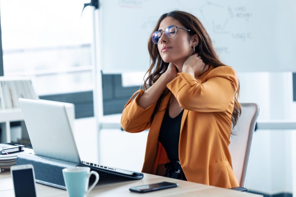 Cómo prevenir el cuello tecnológico causado por celulares y computadoras