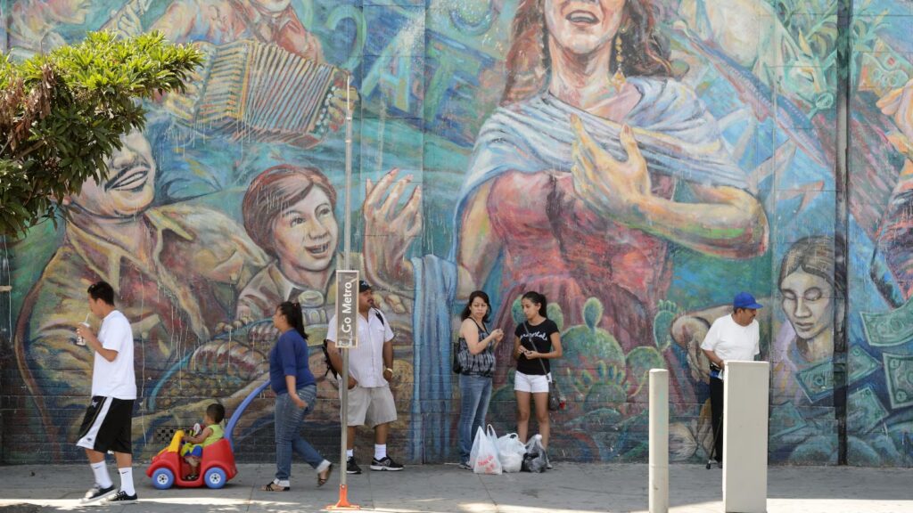 Encuesta revela que uno de cada tres latinos enfrenta discriminación en EU