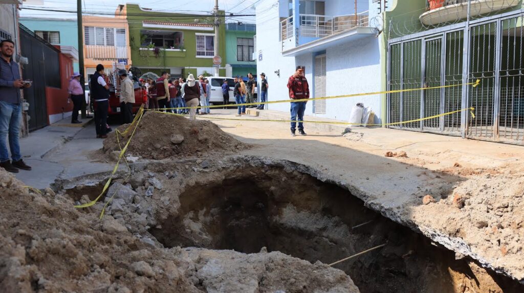 Tlaquepaque rehabilita calle afectada por socavón de cuatro metros
