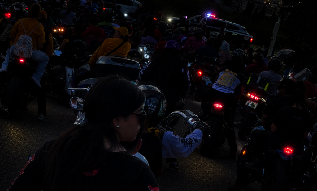 Conductor pierde el control al hacer “wheelie” y provoca conato de riña en Puerta del Tiempo