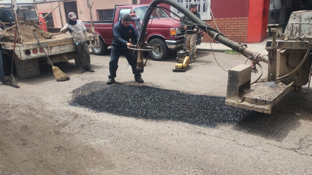Gobierno de Parral intensifica labores de bacheo y retiro de material por lluvias en distintos sectores de la ciudad