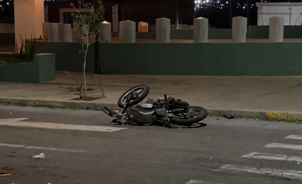 Grave accidente en motocicleta deja a un adolescente en estado delicado en Parral