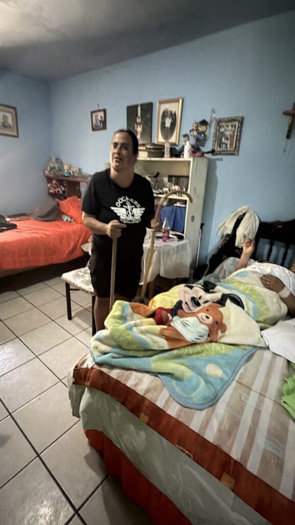 Fundación Garza Limón entrega medicamentos, un colchón y alimentos a familia vulnerable