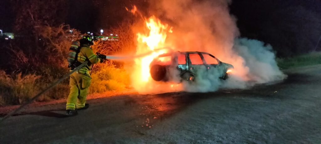 El fuego consumió un vehículo durante la madrugada