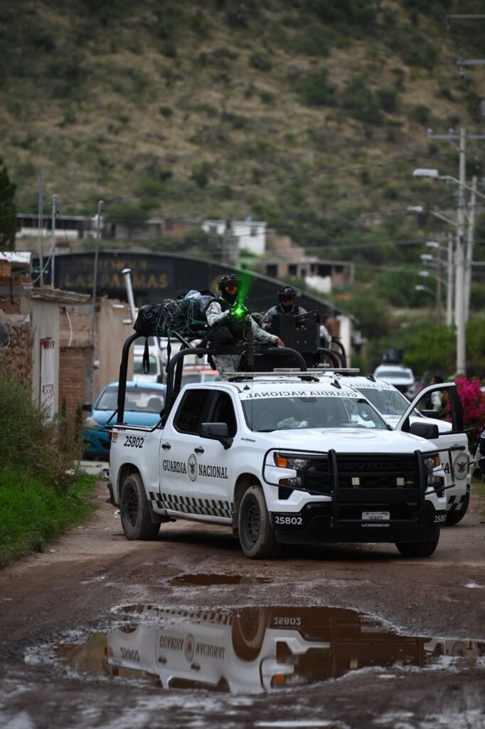Ejército Mexicano y Guardia Nacional aseguran bodegas con vehículos en La Ferrería