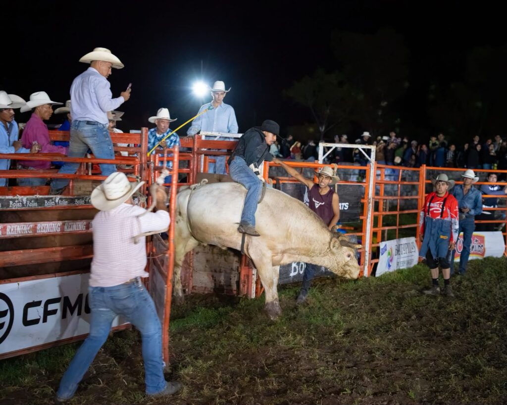 ¡Valor y diversión! Botas Rotas Rodeo conquista TepeFest 2026 con noche de adrenalina