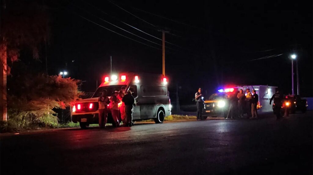 Amigos volcaron en la madrugada; uno perdió la vida, 3 quedaron heridos y el conductor escapó