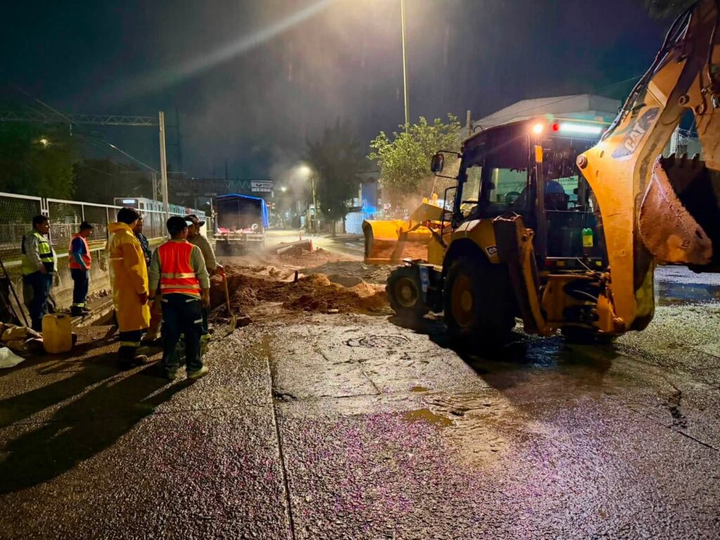 Concluyen reparación de línea de agua en avenida Colón; suministro comienza a normalizarse