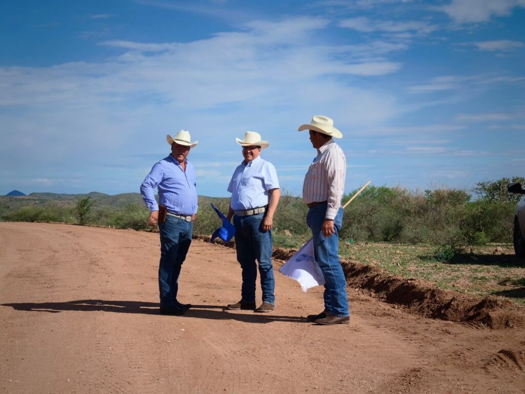Gestión de alcalde Salvador Calderón hace posible la rehabilitación de caminos rurales en Parral